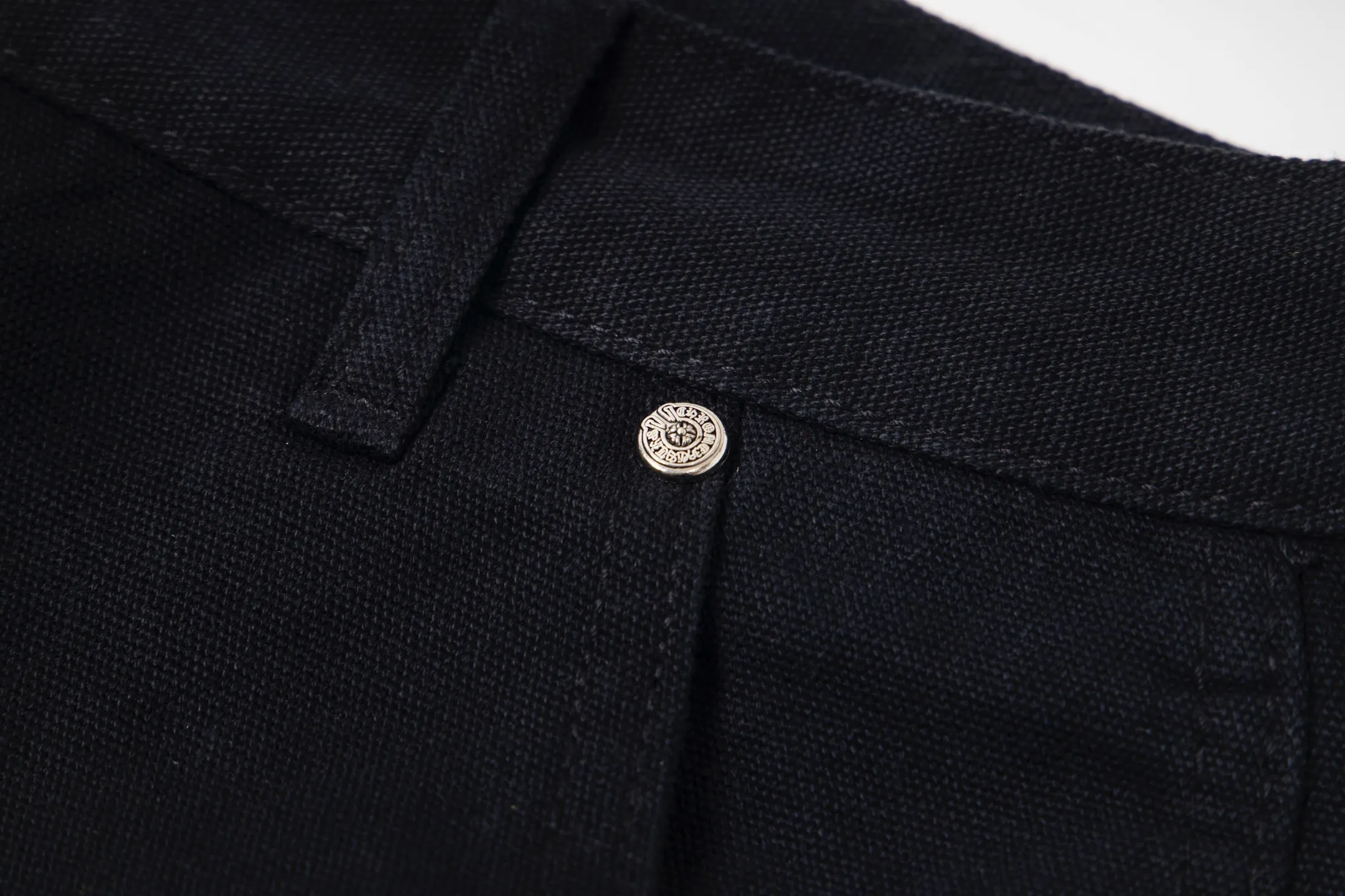 P270 Chrome Hearts/Chrome Hearts 25FW CH Workwear Logging Large Cross Leather Jeans Limited Edition Chrome Hearts are the most popular pants in color. Made of beaded canvas fabric, heavy washing makes the upper body of the fabric more textured and the pants are tall and straight! The three-dimensional cutting of the whole trousers is a masterpiece! The hardware is customized by zp. The beaded canvas fabric is thick and soft after being washed. It has good breathability. Customized small leather label. Unique design. The details are simple and elegant, and the workmanship is exquisite. The whole trousers are neatly routed and the details are in place! It’s so cool that both men and women can easily control the genderless trend! Style number: 1719# Color: black Size: 28 30 32 34 36
